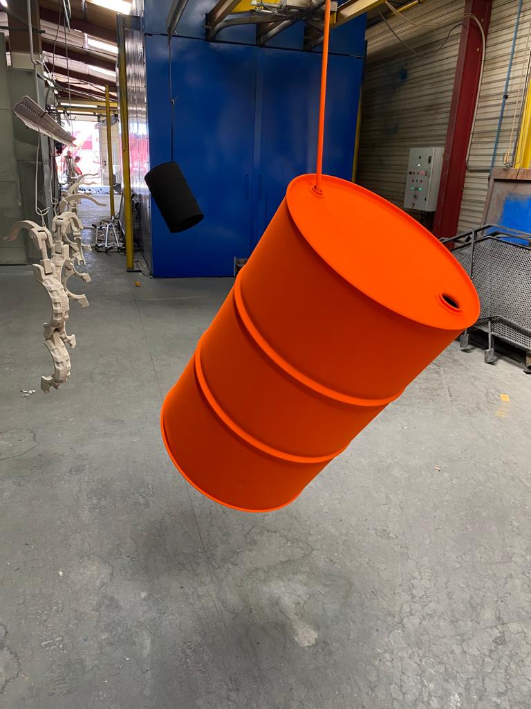 Fût métallique thermolaqué en orange suspendu à la chaîne