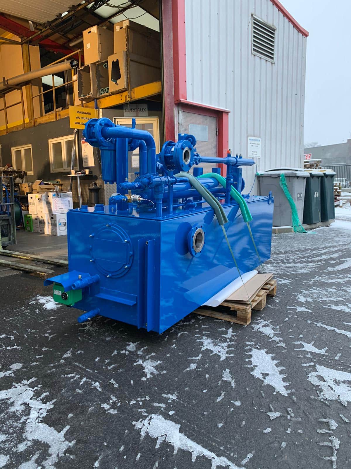 Skid hydraulique peint en bleu prêt à être expédié